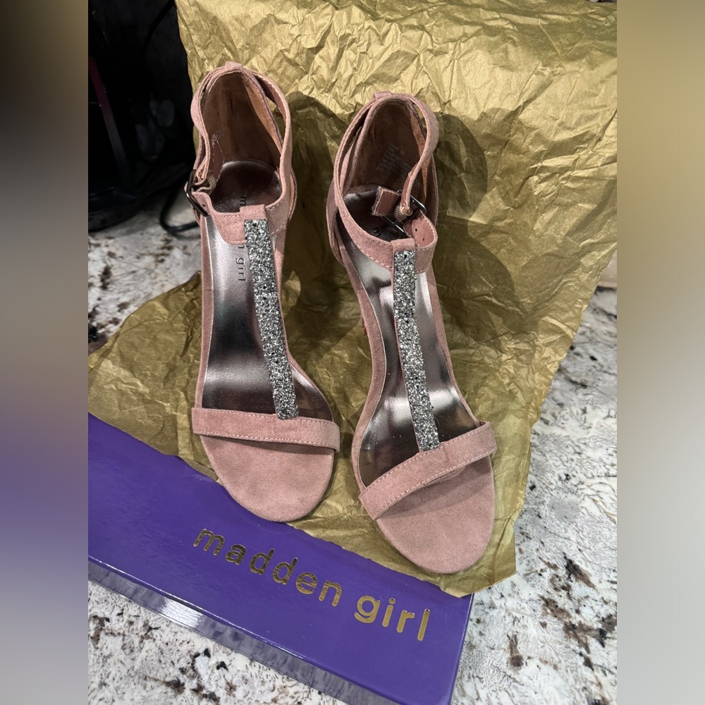 Cupid Madden Girl Heels size 7 embellished in taupe